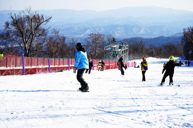 日前，由中国旅游报社、黑龙江省文化和旅游厅联合举办的“2019美丽中国行走进滑雪胜地黑龙江”大型媒体采风活动，先后走进北国雪野亚布力、加格达奇等地领略林海雪原的丰饶与壮美。图为游客在亚布力雪场滑雪。