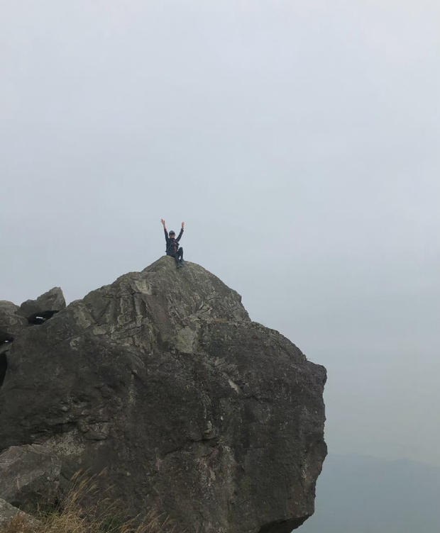 刘嘉玲晒登山照又飒又酷 登高山望远方意境唯美