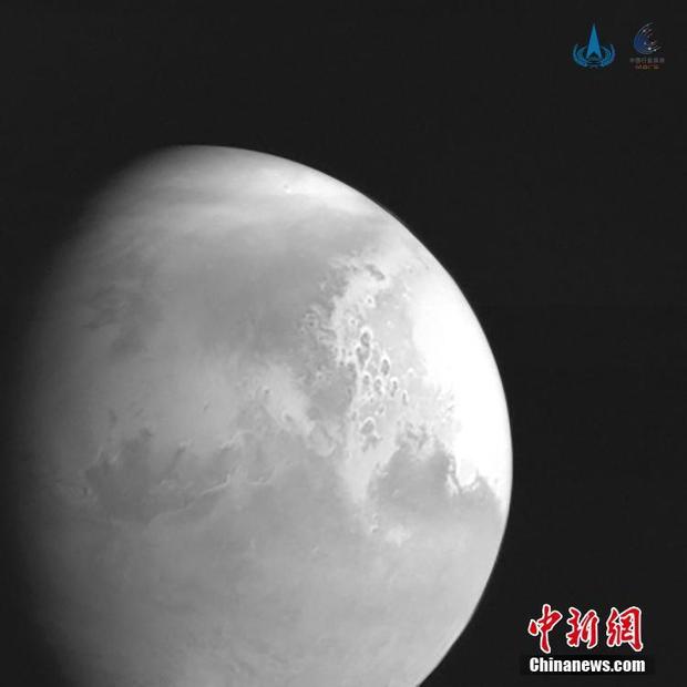 北京时间2月5日20时，中国首次火星探测任务天问一号探测器发动机点火工作，顺利完成地火转移段第四次轨道中途修正，以确保按计划实施火星捕获。截至目前，天问一号探测器已在轨飞行约197天，距离地球约1.84亿公里，距离火星约110万公里，飞行里程约4.65亿公里，探测器各系统状态良好。图为天问一号传回首幅火星图像。