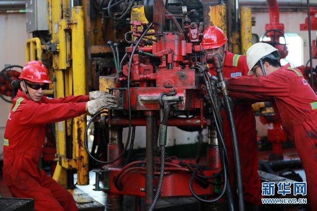 　　中国海洋石油集团的员工在渤中13-2油气田进行钻探作业（资料照片）。