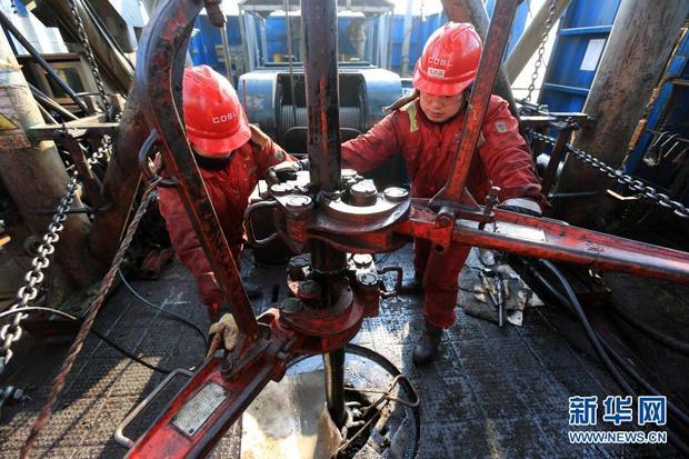 　中国海洋石油集团的员工在渤中13-2油气田进行钻探作业（资料照片）。