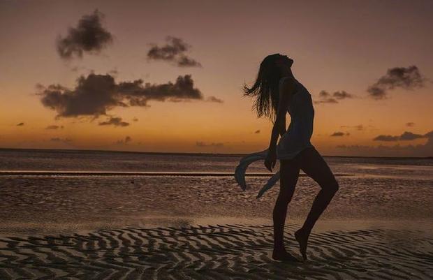 Candice Swanepoel在夕阳的映照下，身影唯美。