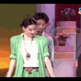 杨丽萍与男伴舞一起在舞台上起舞。