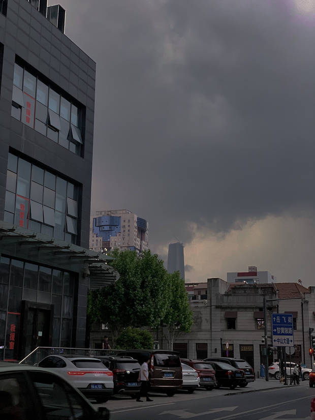 武汉突降暴雨白昼如黑夜