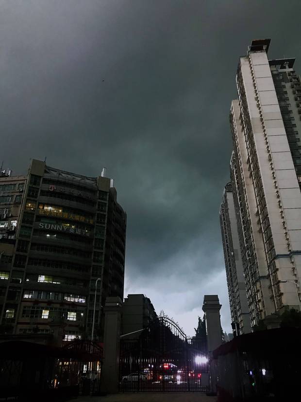 武汉突降暴雨白昼如黑夜