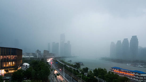 武汉突降暴雨白昼如黑夜
