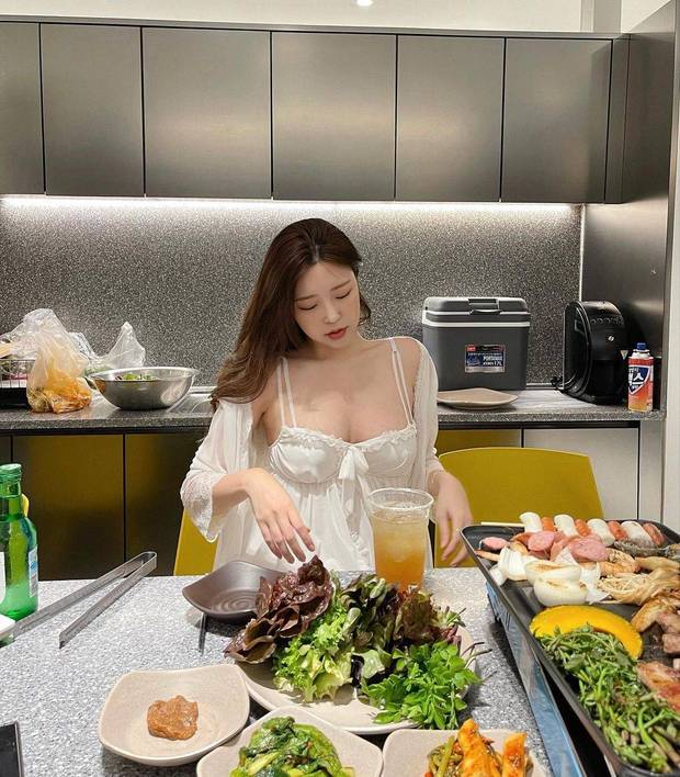 搜狐韩娱讯 韩国主播米娜近日在社交平台发布一组照片，照片中的她正在吃烤肉，穿着白色睡衣大秀傲人身材的同时，还不忘对镜自拍，十分撩人。