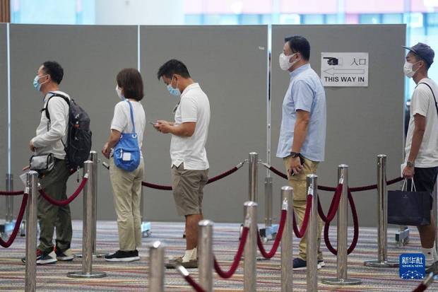 9月19日，在香港会展中心投票站，选民在排队投票。2021年香港选举委员会界别分组一般选举将于19日举行，这是香港新选举制度落地后举行的首场选举。香港与内地多位专家对记者表示，新选举制度下的选委会选举将为香港开创崭新局面。