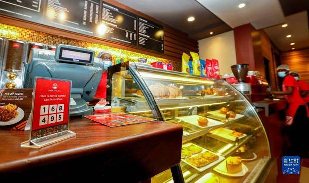 9月16日，肯尼亚首都内罗毕市中心一家咖啡店的收银台摆放着M-Pesa支付相关信息。
