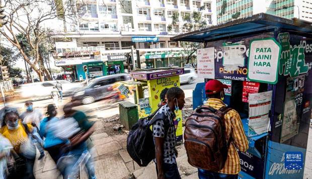 9月16日，人们在肯尼亚首都内罗毕市中心一处M-Pesa代理网点办理业务。 　　在非洲，移动支付并不是什么新鲜事。新冠疫情下，移动支付的发展更是迅猛。一家国际咨询公司日前对肯尼亚2456名居民的调查发现，疫情期间，44%的受访者增加了移动支付的使用，这一切都离不开一款名为M-Pesa的产品。