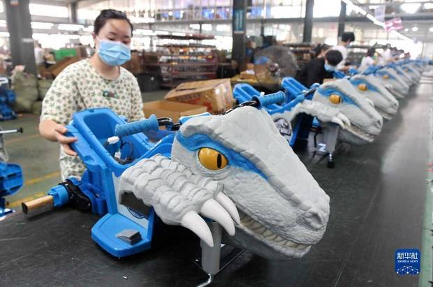 9月25日，在位于晋江经济开发区的泉州市嘉利儿童用品有限公司，员工在检验恐龙童车。