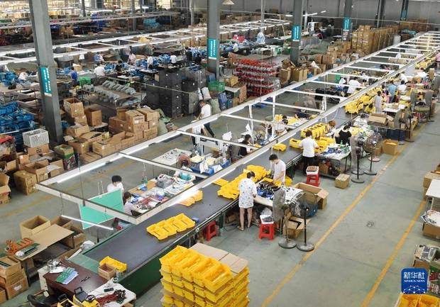 9月25日，在位于晋江经济开发区的泉州市嘉利儿童用品有限公司，工人在玩具装配车间忙碌。