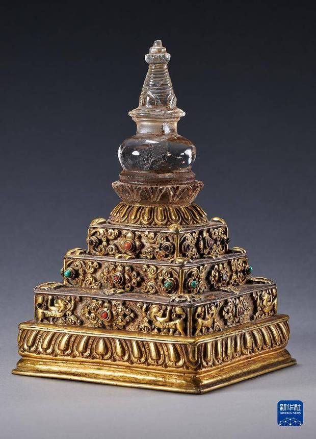 铜鎏金水晶嵌宝石供养塔（资料照片）。