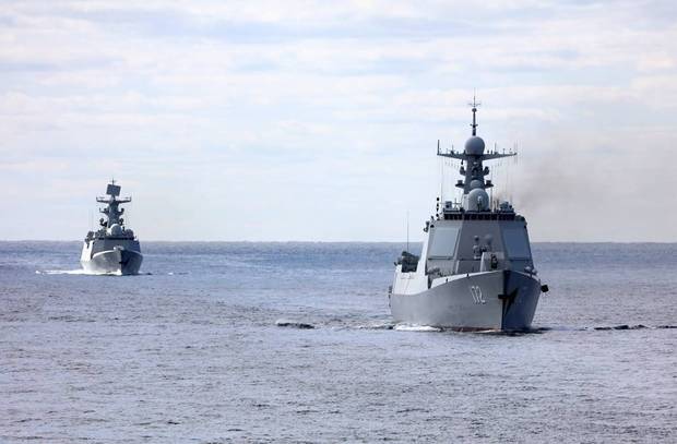 航行在日本海的中国海军昆明舰和柳州舰。