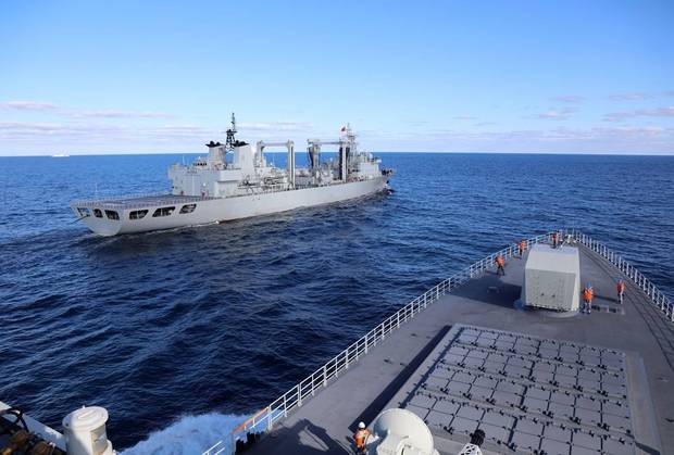 双方将主要围绕通信演练、编队通过水雷威胁区、消灭浮雷、编队防空、对海射击、联合机动、联合反潜等科目展开演练。图为参加中俄“海上联合-2021”演习的中国海军南昌舰在日本海准备接受东平湖舰补给。