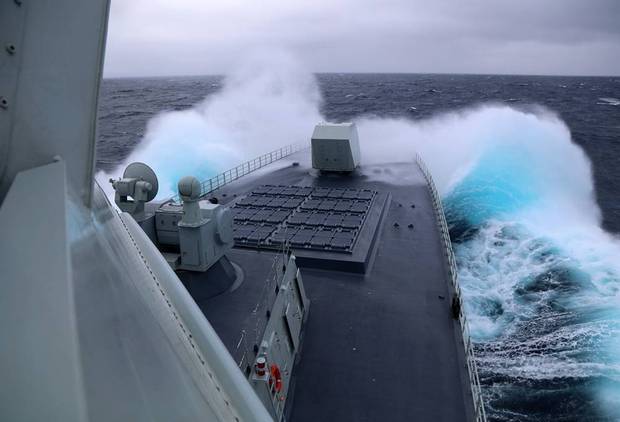参加中俄“海上联合-2021”演习的中国海军南昌舰在日本海劈波斩浪。