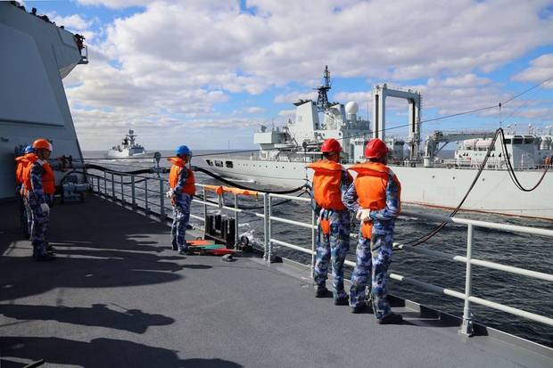 中俄“海上联合-2021”演习，中国海军东平湖舰在日本海为南昌舰和滨州舰补给。
