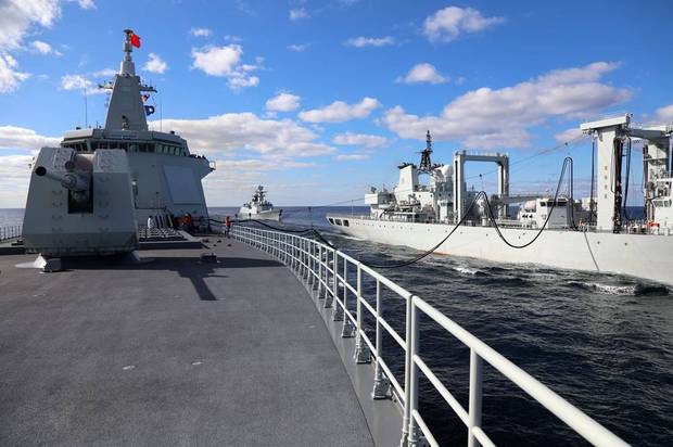 此次演习在大变局、大疫情背景下举行，中方万吨级驱逐舰、反潜巡逻机等多型平台首次出国参演，双方还将使用多种新型武器弹药开展实际使用武器演练。图为中俄“海上联合-2021”演习，中国海军东平湖舰在日本海为南昌舰和滨州舰补给。