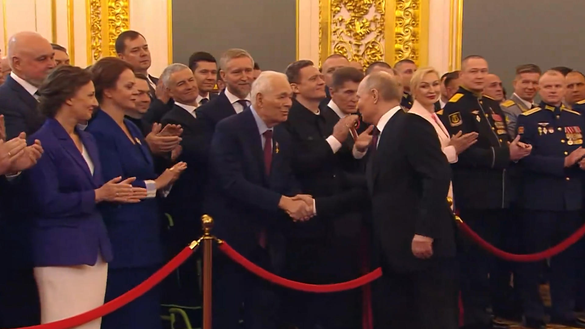 普京宣誓就任俄罗斯新一届总统 登台前“急刹车”与出席代表握手