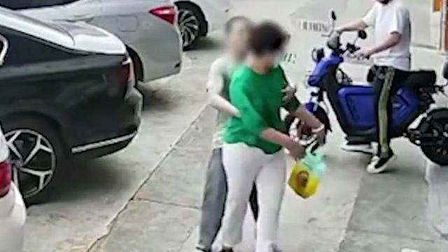 00:50监控下愤怒的一幕，变态男突然猥亵母亲，儿子见状一把将其制服