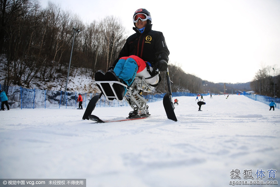 高位截瘫滑雪者雪道飞驰 梦想参加残奥