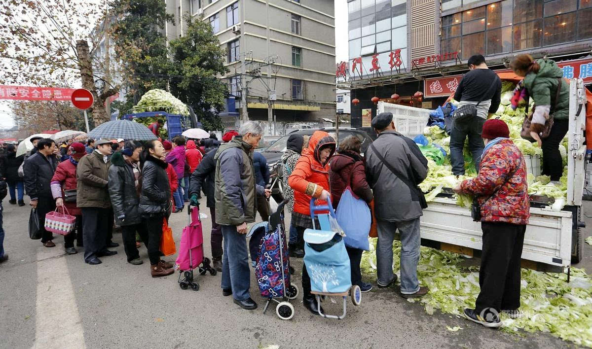 大爷大妈为省1毛钱 寒风中排队买白菜