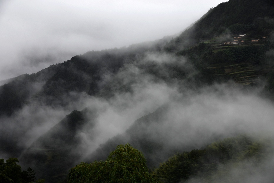 实拍浓雾缭绕南尖岩偶尔露峥嵘