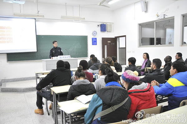 南京交警用英语给留学生上交通法律课