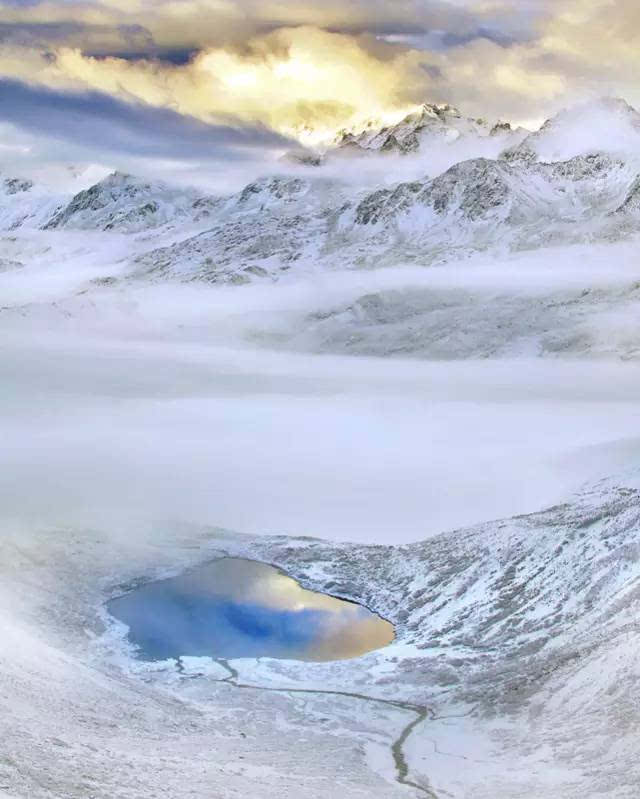 大雪纷飞 我大甘孜一下雪那是加特效 苍茫雪原白茫茫一片 整个天地都