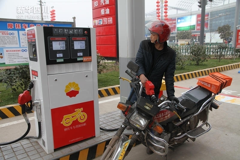 中石油四川首个摩托车自助加油站运行良好