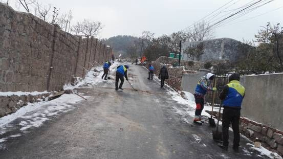 沙子口街道团委组织登瀛片团干,创业青年10余人,不畏严寒在栲栳岛社区