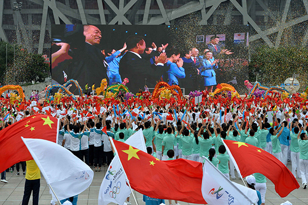 北京群众鸟巢前举办庆祝活动,祝贺北京成功申办2022年冬季奥运会.