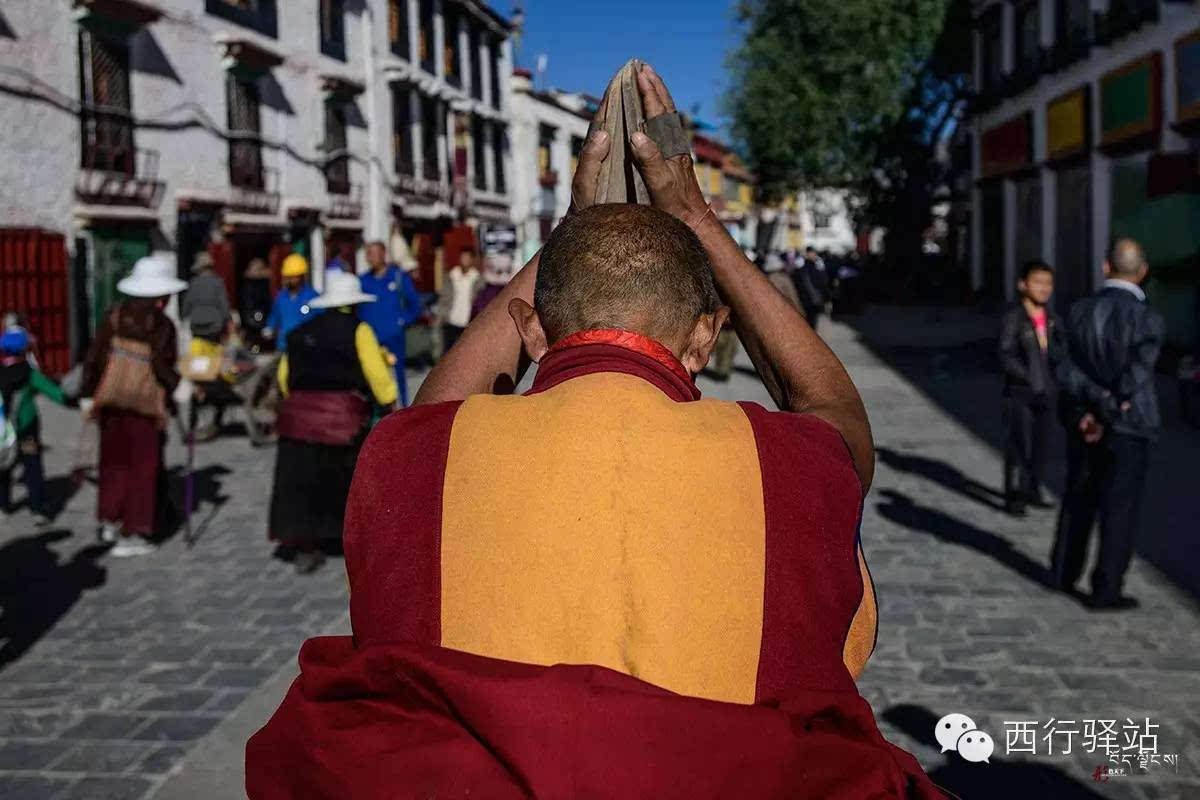 西藏布达拉宫见的佛教信徒三步一磕头是什么仪式?_百度知道