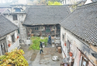 村子里的很多房子建于明朝青石筑屋,风格古静老人说一定要把自家的