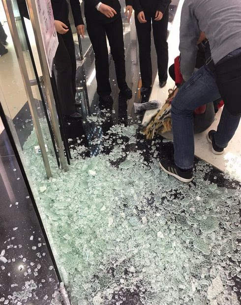 女生一头撞碎商场玻璃门 疑因低血糖头晕走不稳
