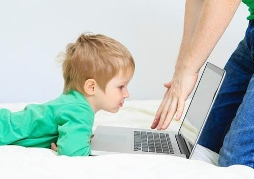 是时候吓提唬示家长:尽量少给孩子玩 iPad