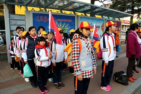 小学生排队等车,带动市民遵守秩序.