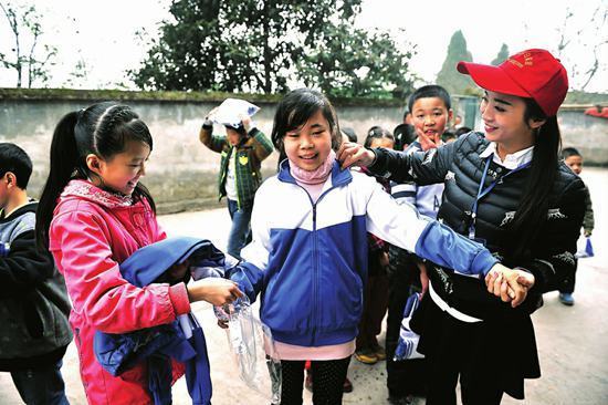 南充:"暖心"行动 1000套校服赠送村小学生