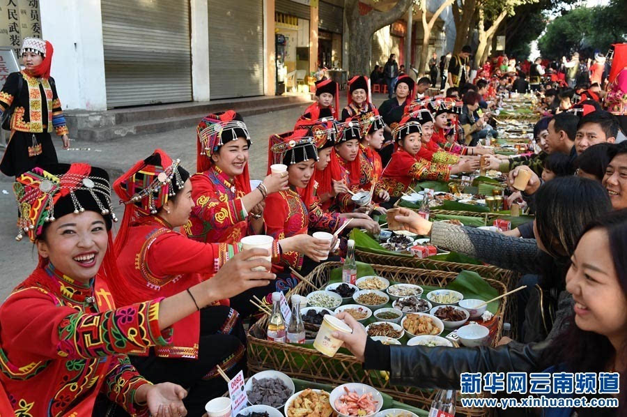 近日,聚居在云南省红河哈尼族彝族自治州绿春县的哈尼族群众身着民族