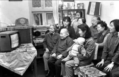 上世纪80年代中国家庭观看电视的场景(图片来自网络)