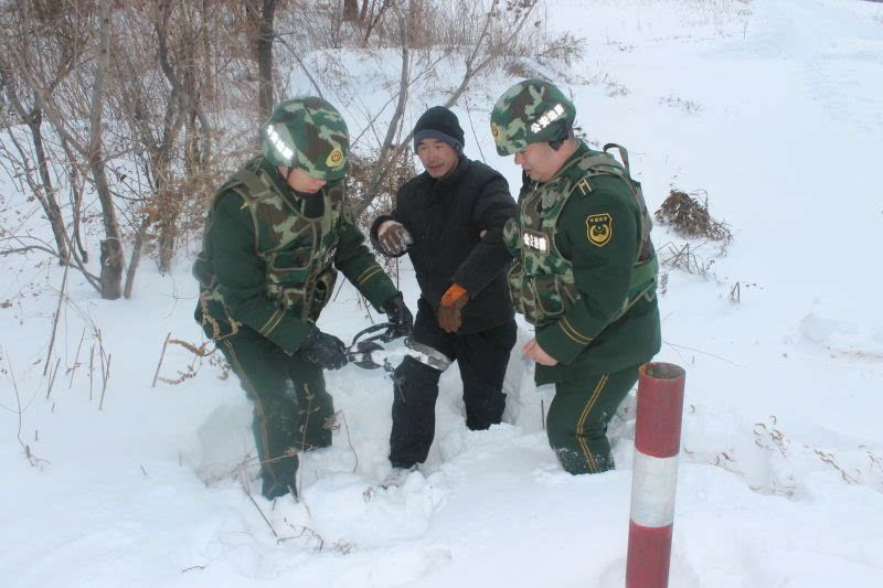 边防民警中俄边境解救受伤群众