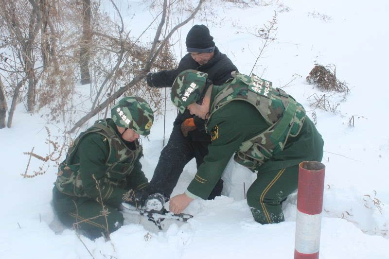 边防民警中俄边境解救受伤群众