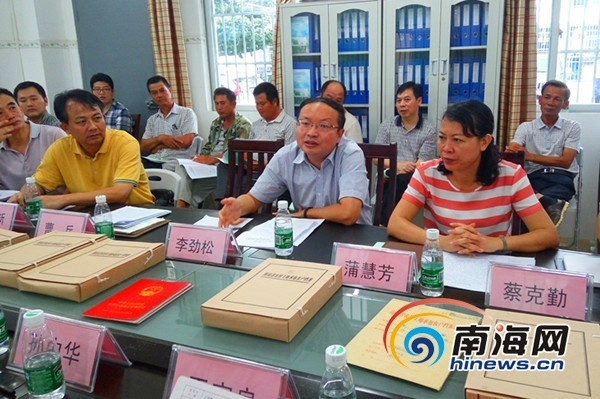 三亚市副市长李劲松(中)向督导组汇报情况 通讯员黎太华摄