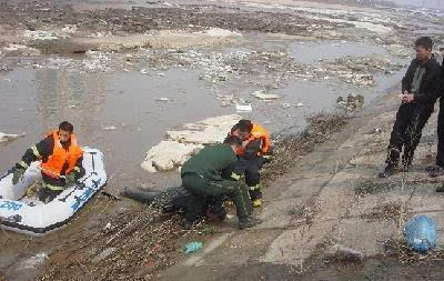 少女遗体被绑水里数天 家属:付1500元将尸体捞出_手机