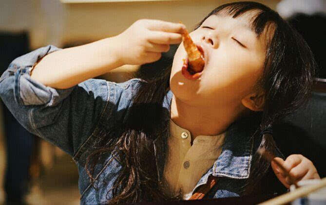 刘楚恬吃东西的照片更是萌化了一众网友,闭着眼睛吃虾的表情实在太