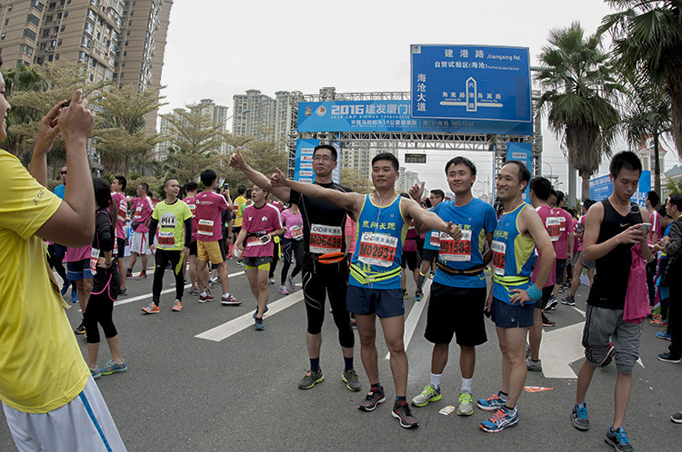 2016建发厦门国际马拉松配套赛半程终点线上的瞬间