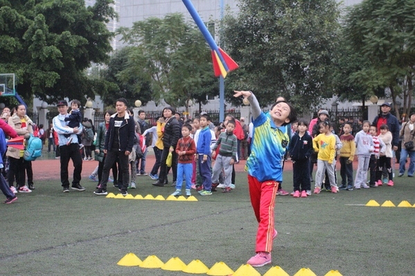 滨湖路小学参加青秀区趣味田径—投掷少儿标枪.