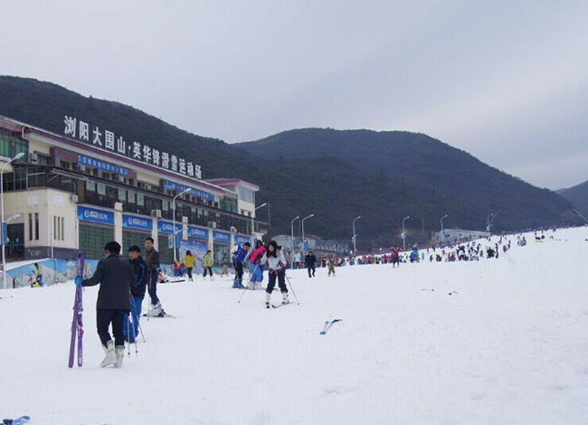 今日,从浏阳大围山滑雪场获悉,自19日起,湖南大围山野外滑雪场将开始