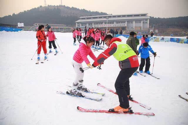 "济南家门口的滑雪场"蟠龙山滑雪场正式开业