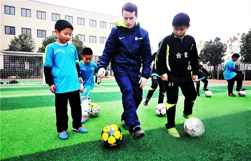 西班牙洋教练执教合肥蜀山区 在3所学校指导校